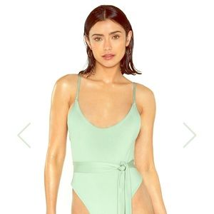One piece belted swimsuit 🏝 ☀️